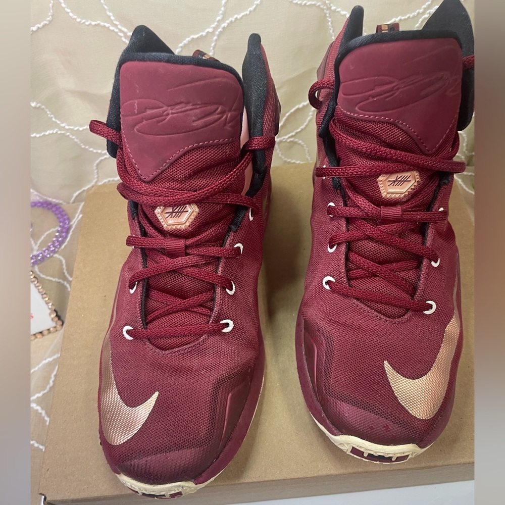 Lebron 13‎ Maroon and Gold size 6.5 Y Kids - Picture 4 of 11